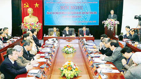 Chủ tịch nước Trương Tấn Sang cùng các đại biểu tại Hội nghị tổng kết hoạt động Hội đồng Lý luận, phê bình văn học, nghệ thuật Trung ương (nhiệm kỳ Đại hội Đảng lần thứ XI).
